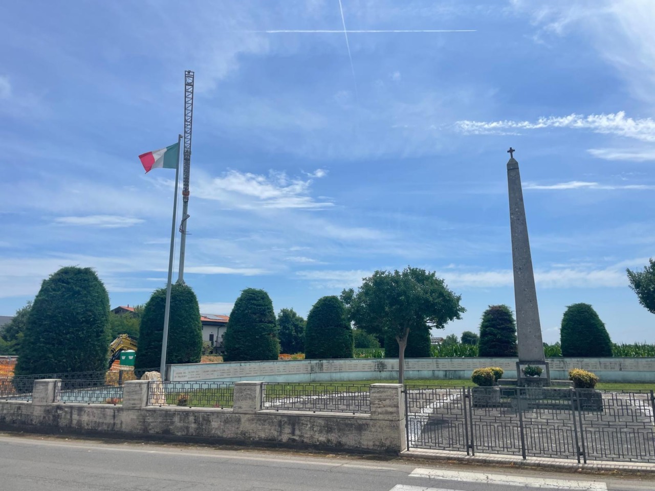 Abbattuti (e sostituiti) i dodici cipressi del Monumento ai Caduti di Brignano