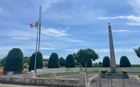 Abbattuti (e sostituiti) i dodici cipressi del Monumento ai Caduti di Brignano