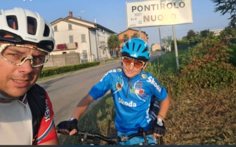 Cristian e Mattia, padre e figlio in bici da Pontirolo a Livorno per le vacanze
