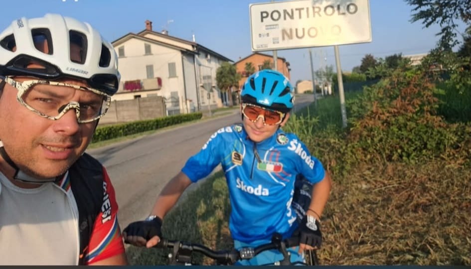 Cristian e Mattia, padre e figlio in bici da Pontirolo a Livorno per le vacanze