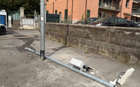 E-Brt sotto attacco, abbattuto il palo di una telecamera di controllo in via Goltara