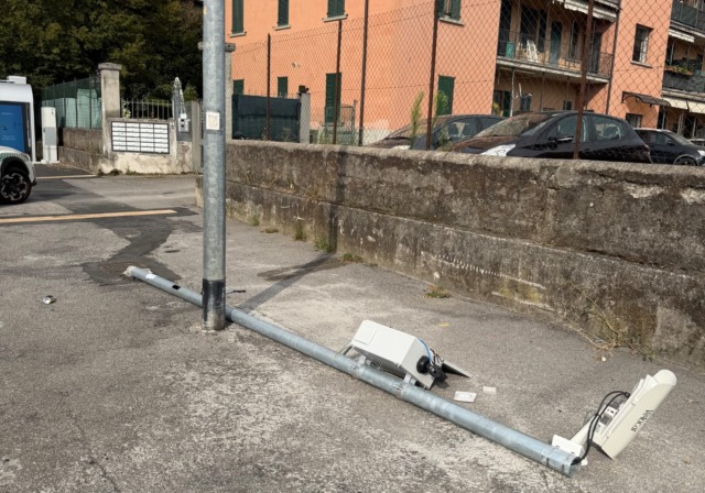 Nessun vandalismo, ad abbattere la telecamera dell’e-Brt è stato un furgone di Aprica