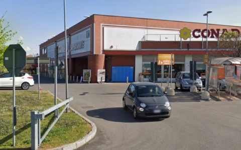 Tentano di rubarle la borsa e la trascinano con l’auto, momenti di paura nel parcheggio del Conad