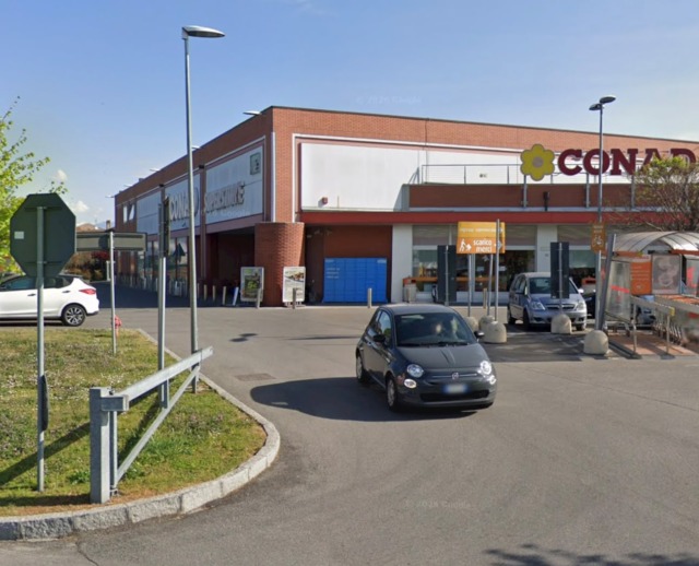 Tentano di rubarle la borsa e la trascinano con l’auto, momenti di paura nel parcheggio del Conad