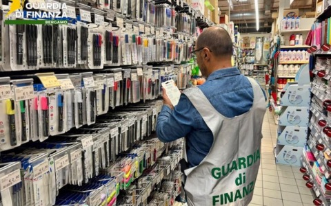 Blitz della Guardia di Finanza per il “Back to School” nella Bassa: sequestrati 4mila articoli scolastici non a norma