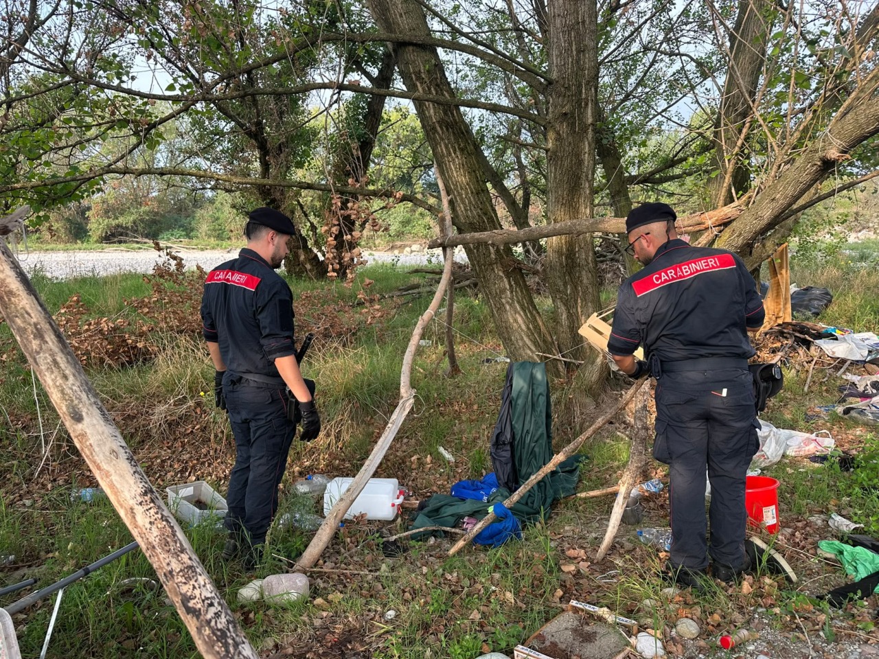 Lotta ai bivacchi: dopo l’ordinanza di sgombero nel Parco del Serio arrivano i carabinieri
