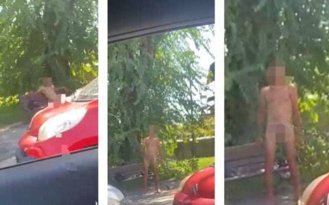 Si spoglia nudo in pieno centro, arrivano Polizia locale e ambulanza