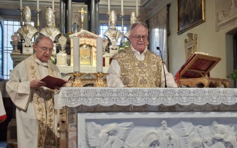 Don Luigi Agazzi accoglie l’abbraccio di Farinate e Capralba