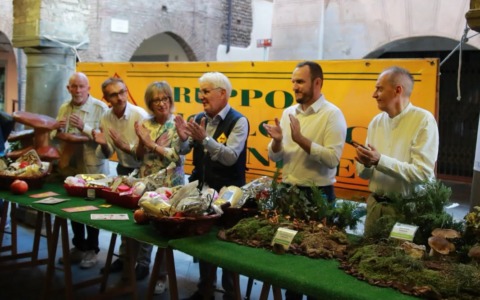 Romano, il centro storico si trasforma in un bosco: successo per la 32ª Mostra Micologica