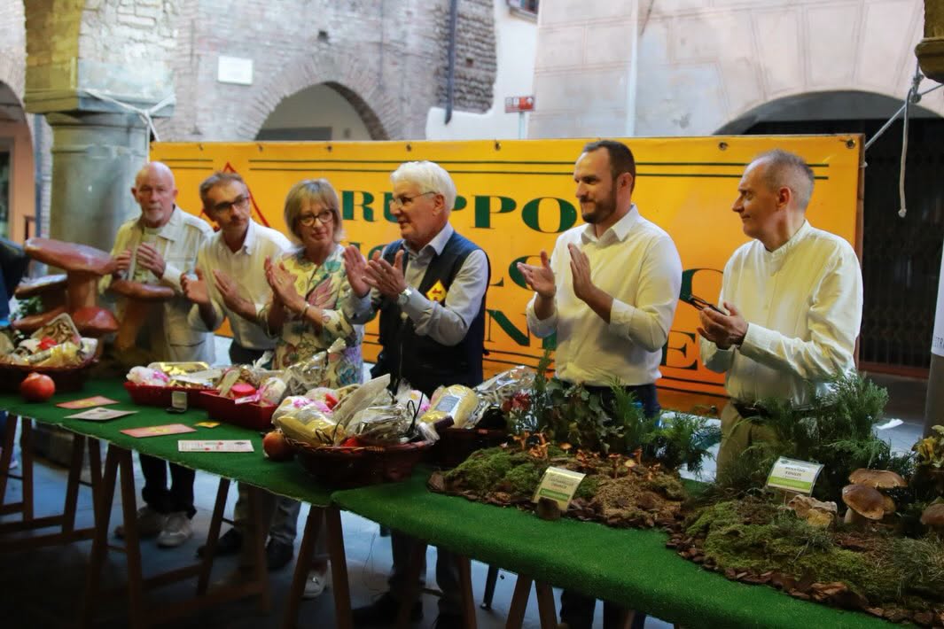 Romano, il centro storico si trasforma in un bosco: successo per la 32ª Mostra Micologica