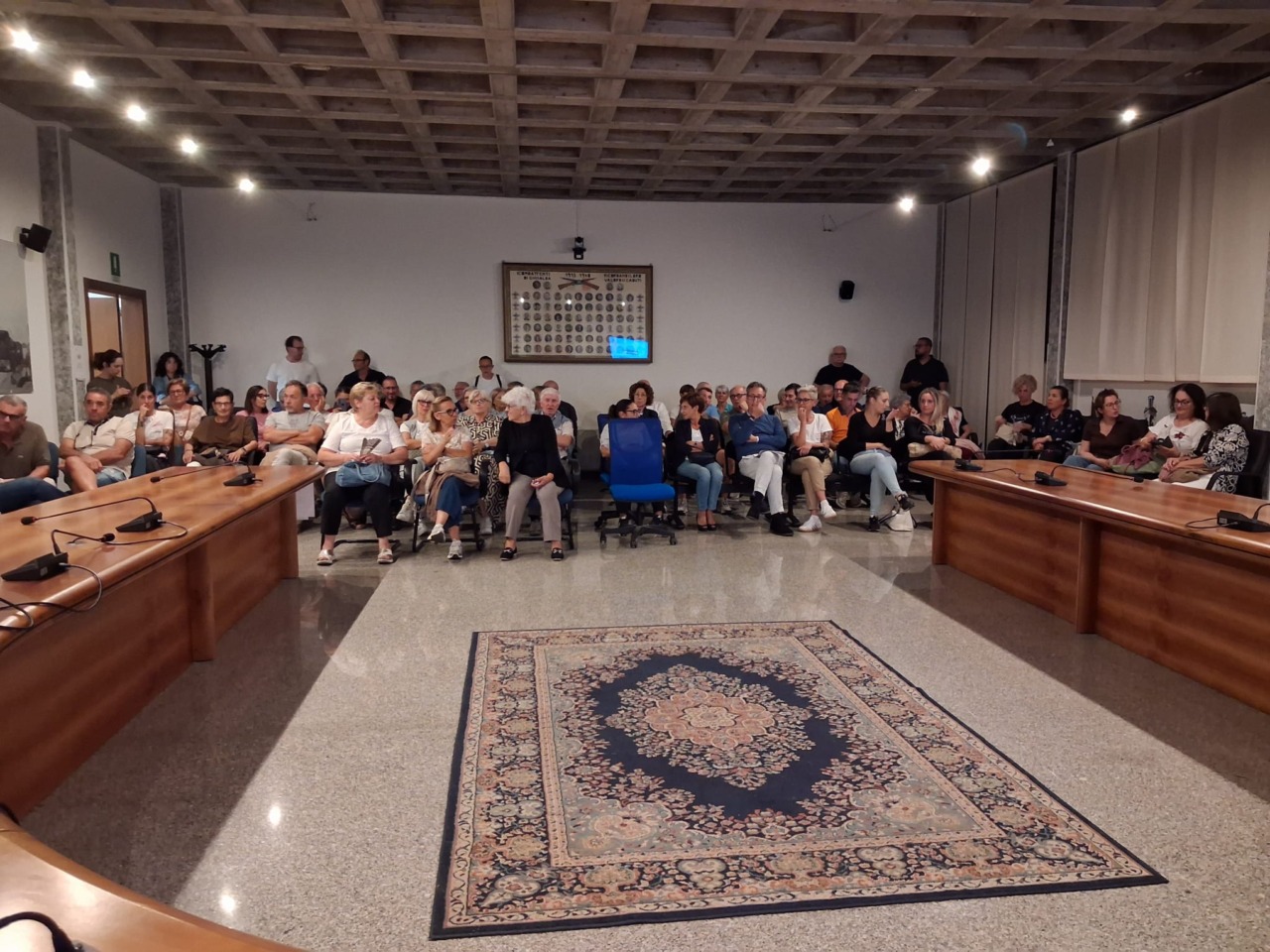 Folla all’assemblea pubblica sul degrado urbano, la comunità unita vuole cambiare pagina