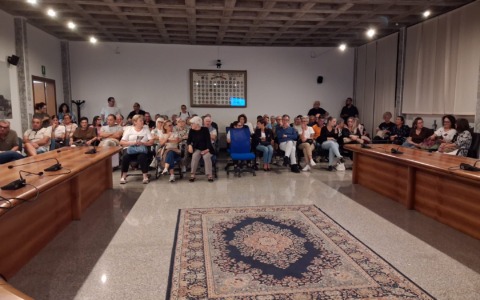 Folla all’assemblea pubblica sul degrado urbano, la comunità unita vuole cambiare pagina