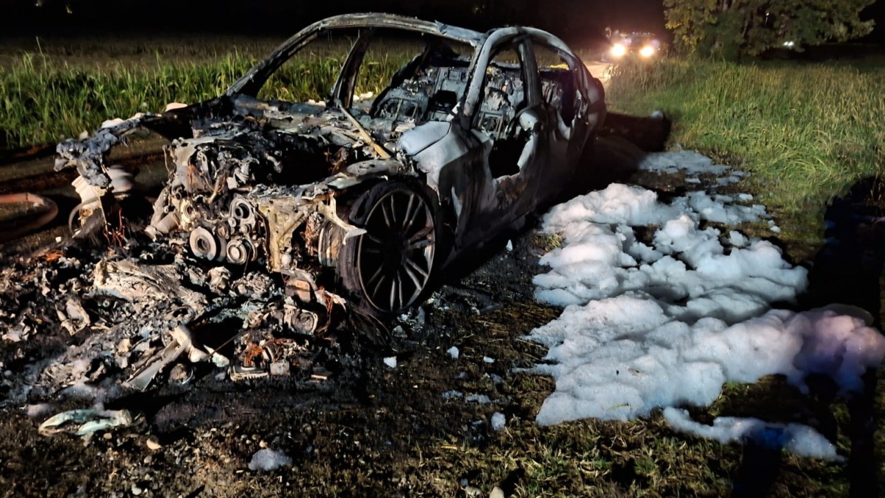Auto in fiamme in via Valle, conducente lievemente ferito