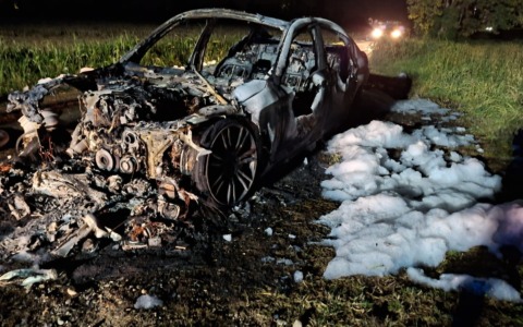 Auto in fiamme in via Valle, conducente lievemente ferito