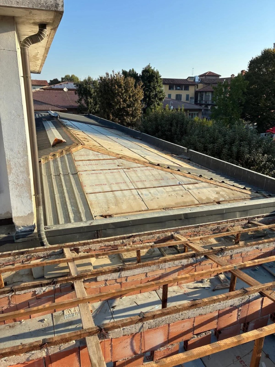Furto di rame alla scuola dell’infanzia, ladri in fuga con il tetto dell’edificio