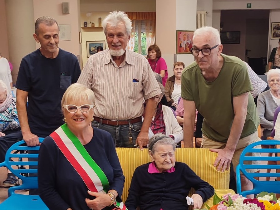 Grande festa in casa di riposo per i 100 anni della trevigliese Stefanina Cortesi