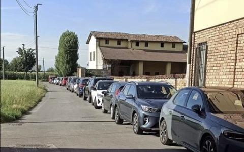 Multe davanti al bar di Farinate, la protesta dei residenti: «Mai viste così tante»