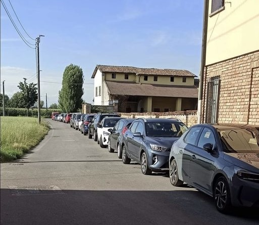 Multe davanti al bar di Farinate, la protesta dei residenti: «Mai viste così tante»