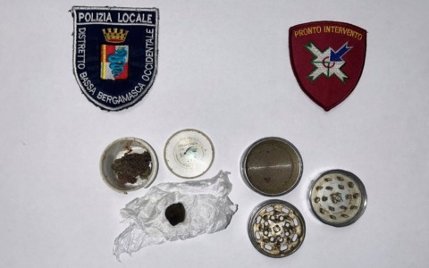 Ubriaco al volante, per disfarsi della droga la fa scivolare nel baule dell’auto della Polizia locale