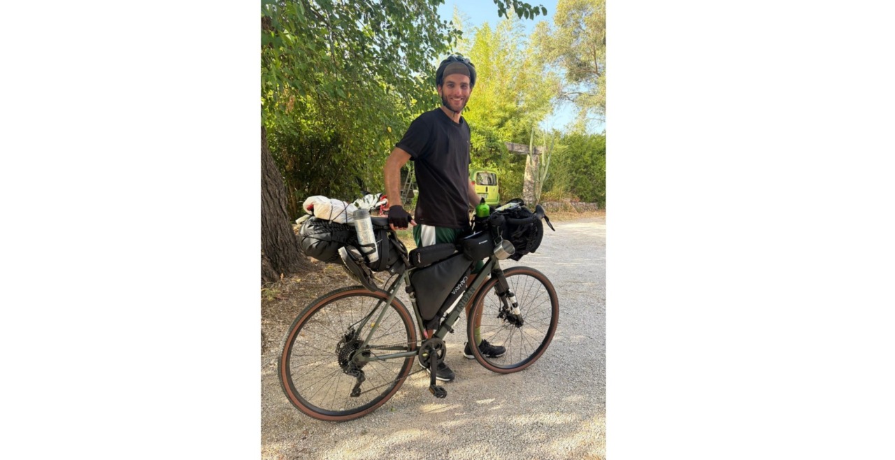 In viaggio da Roma a Palermo in sella alla bici per ritrovare le sue origini