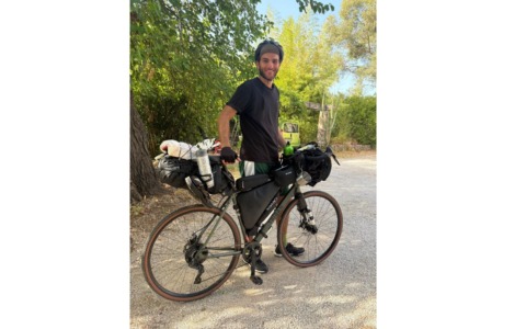 In viaggio da Roma a Palermo in sella alla bici per ritrovare le sue origini