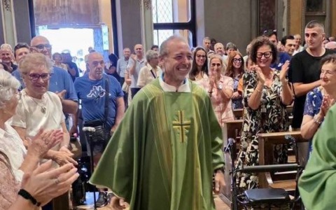 Don Simone Pelis torna a Romano: l’abbraccio della comunità prima della partenza per la Bolivia