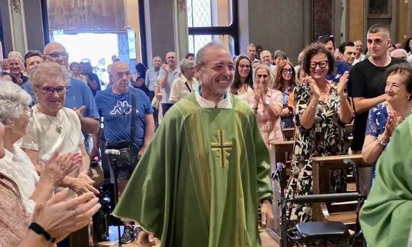 Don Simone Pelis torna a Romano: l’abbraccio della comunità prima della partenza per la Bolivia