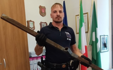 Bottiglia spaccata e palo di ferro: paura in via Tadini, aggressione choc nel cuore di Romano