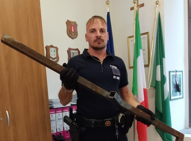 Bottiglia spaccata e palo di ferro: paura in via Tadini, aggressione choc nel cuore di Romano
