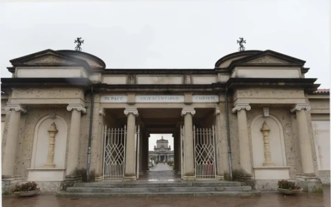 Rubano i fiori dalle tombe: nuova ondata di furti al cimitero di Romano