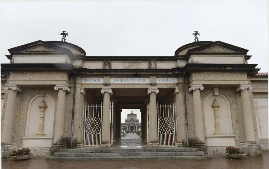 Rubano i fiori dalle tombe: nuova ondata di furti al cimitero di Romano
