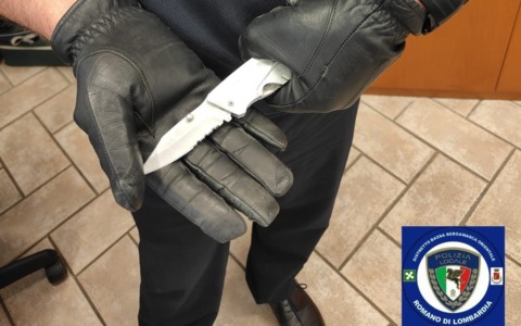 Coltello, due martelli e cocaina: paura in centro a Romano