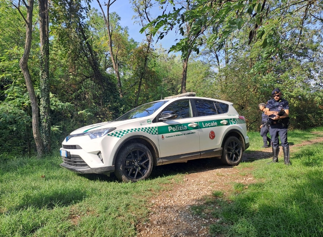Travolto da un albero a Romano mentre pulisce un fosso: morto operaio di 56 anni