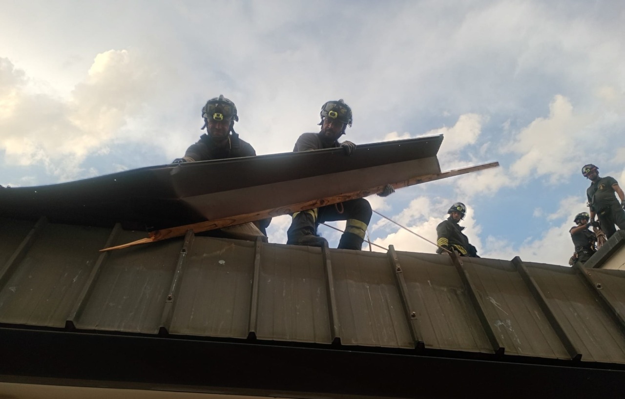 Grandine, danneggiata anche la caserma dei Vigili del fuoco: “Ora serve intervenire”