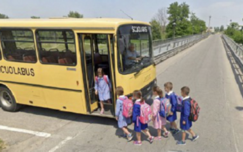 Ponte sul Serio chiuso: il pulmino “scarica” gli alunni delle medie, che vanno a scuola a piedi