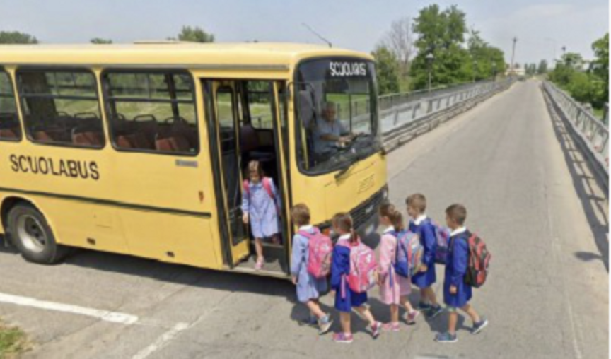 Ponte sul Serio chiuso: il pulmino “scarica” gli alunni delle medie, che vanno a scuola a piedi