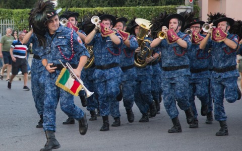 La famiglia Pecchenini onora i bersaglieri, grande festa a Pagazzano tra fanfara e ricordo