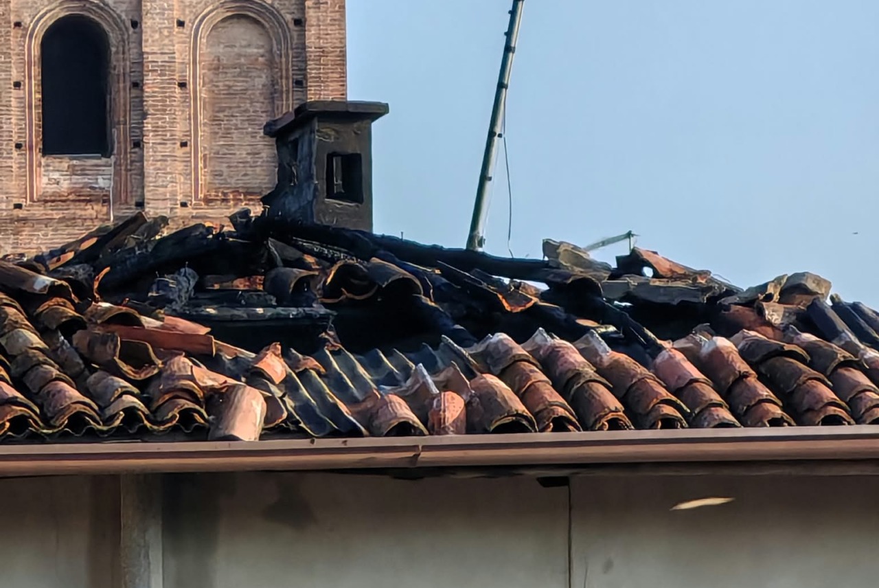Grosso incendio a Caravaggio, tre famiglie restano senza casa