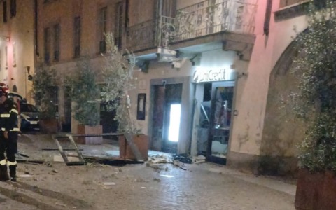 La banda del botto colpisce in via Roma: devastata la filiale Unicredit