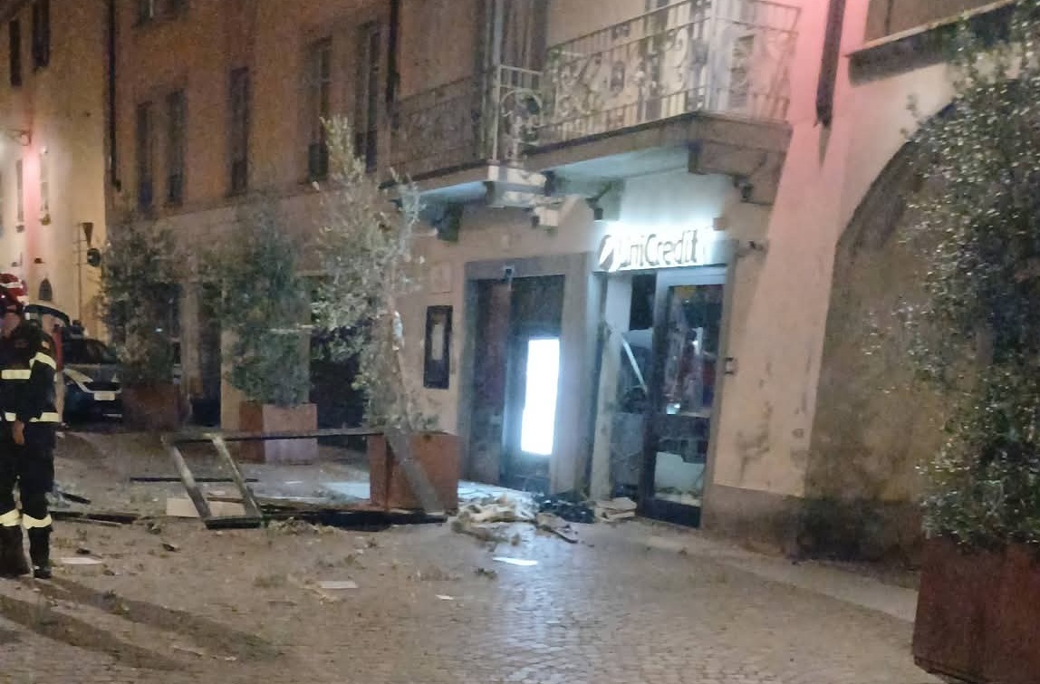 La banda del botto colpisce in via Roma: devastata la filiale Unicredit