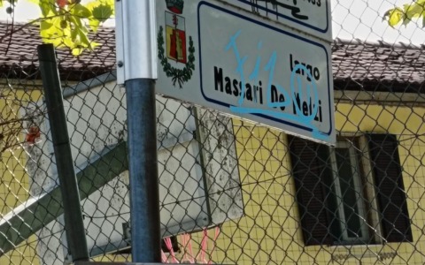Imbrattavano la segnaletica con la vernice, la Polizia locale li costringe a ripulire