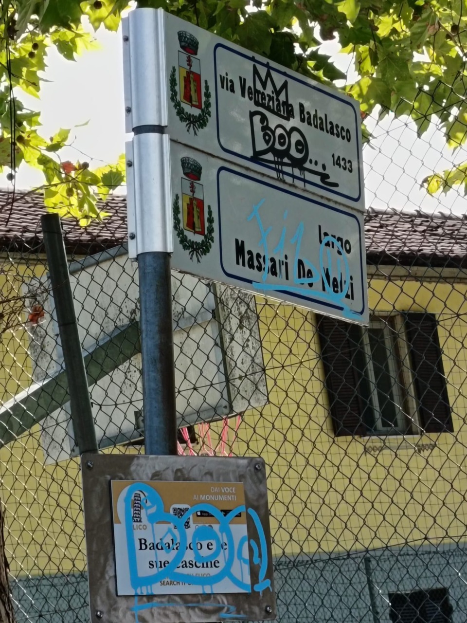 Imbrattavano la segnaletica con la vernice, la Polizia locale li costringe a ripulire