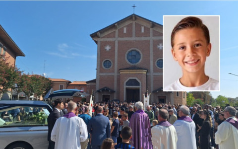Folla ai funerali del piccolo Darek, nel cielo di Masano volano palloncini bianchi
