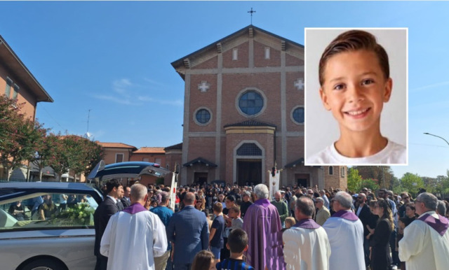 Folla ai funerali del piccolo Darek, nel cielo di Masano volano palloncini bianchi