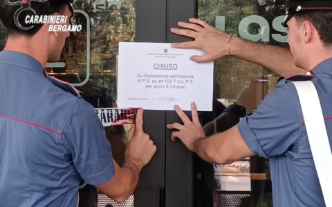 Liti ed espisodi di violenza culminati con il sequestro di un coltello: locale chiuso 5 giorni