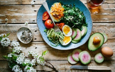 Dieta iposodica: quanto sale nascondono davvero i cibi di tutti i giorni