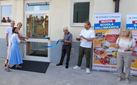 Inaugurata la nuova scuola dell’infanzia, bimbi entusiasti alla scoperta del loro nuovo mondo