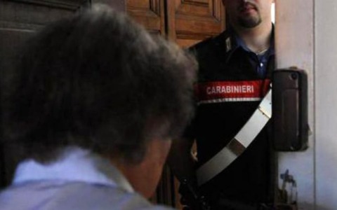 Finto carabiniere truffa un anziano e lo deruba dei monili d’oro della moglie per un valore di 12mila euro
