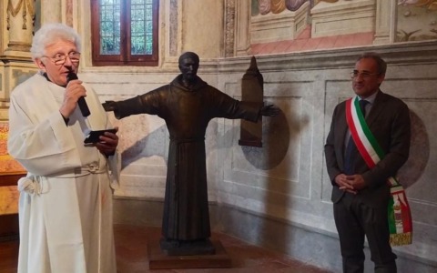 La festa di San Francesco non riparte ma al poverello di Assisi si dedica una nuova statua