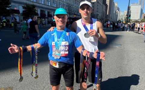 Padre e figlio corrono insieme sulle strade del “World Marathon Majors”